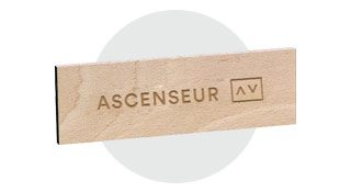 Plaque de porte en bois de htre grave