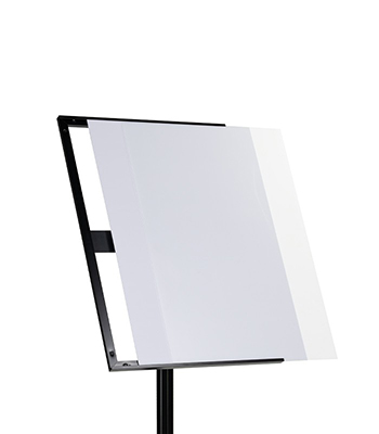  Le porte-menu Dresden Noir est un support élégant et fonctionnel conu pour présenter les informations de votre établissement avec un style moderne et professionnel. Sa structure intgre un systme dinclinaison pratique qui permet dajuster langle du visuel, offrant différentes positions daffichage selon les besoins du moment. Grce  cette polyvalence, il devient la solution idéale pour mettre en avant menus, promotions, listes de prix ou informations corporatives de manire claire et attrayante. Fabriqué en acier haute résistance, ce porte-menu assure stabilité et durabilité, mme dans des environnements  usage intensif. Sa base robuste garantit un maintien ferme, évitant tout mouvement indésirable, tandis que le cadre permet une installation simple et rapide des visuels. Le changement de contenu seffectue facilement, sans outils, ce qui facilite son utilisation quotidienne dans la restauration, les commerces, les événements ou les salons. Avec un format visuel de 50x70 cm, il offre une surface large et bien visible, capable dattirer lattention des clients et visiteurs  distance. Sa finition noire apporte une touche sobre et minimaliste, qui sintgre facilement  tout type despace ou de décoration. Le porte-menu Dresden Noir est le choix parfait pour ceux qui recherchent un support pratique, polyvalent et esthétiquement élégant, renforant la visibilité de leur communication visuelle.