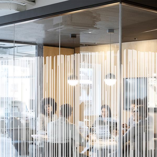 Film adhésif décoratif  à lignes riga largeur 152 cm , à partir de 2 m de long