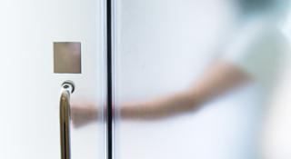 Film adh�sif discr�tion