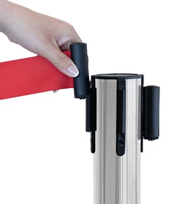 poteau de guidage chromé avec sangle rouge