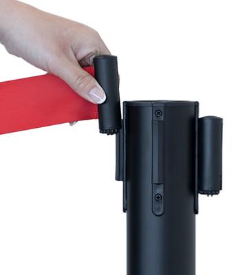 poteau de guidage noir avec sangle rouge